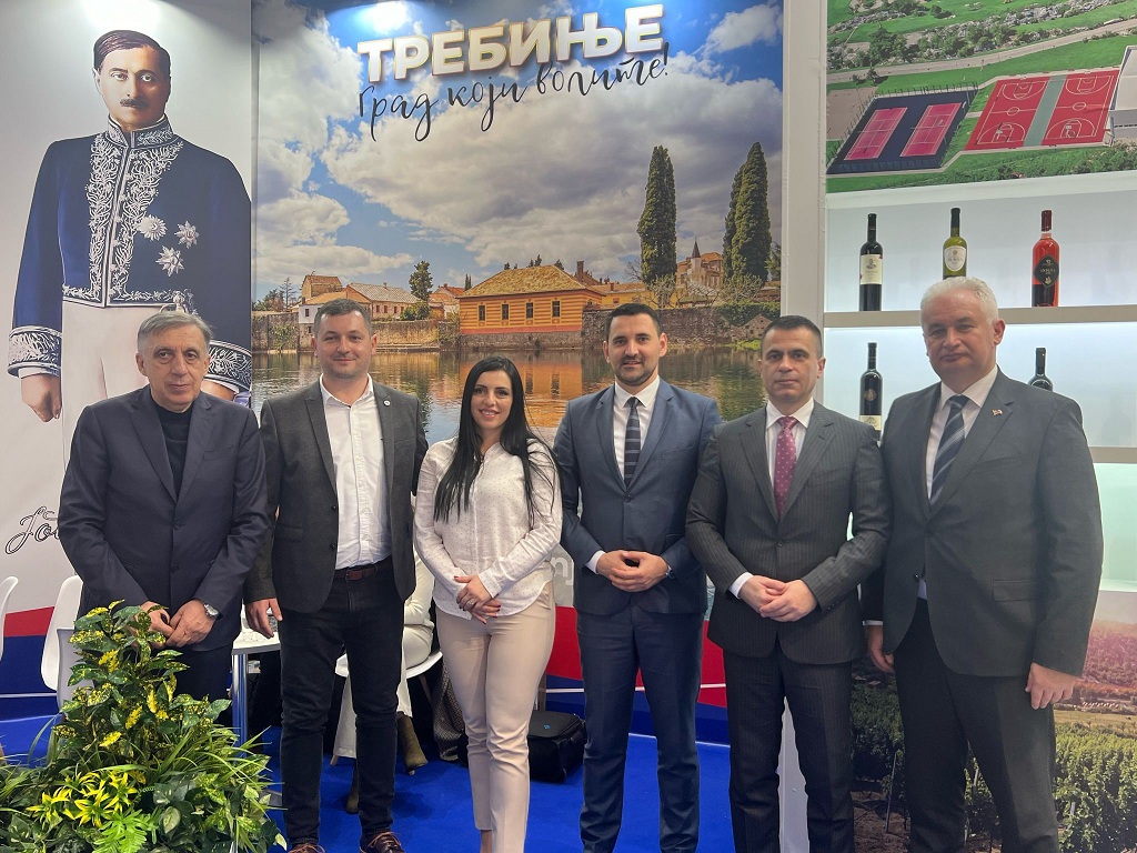 Ministri Klokić i Milićević u pratnji šefa Predstavništva Mlađena Cicovića na štandu TO Trebinje sa Mirjanom Puticom, direktorkom i saradnicima Ministri Klokić i Milićević u pratnji šefa Predstavništva Mlađena Cicovića na štandu TO Trebinje sa Mirjanom Puticom, direktorkom i saradnicima