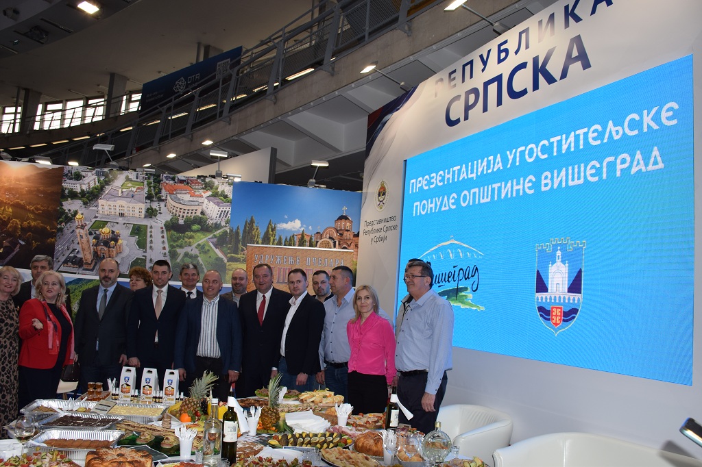 Zaposleni u opštini i TORS-u iz Višegrada sa Denisom Šulićem, ministrom trgovine i turizma Republike Srpske na sajmu turizma