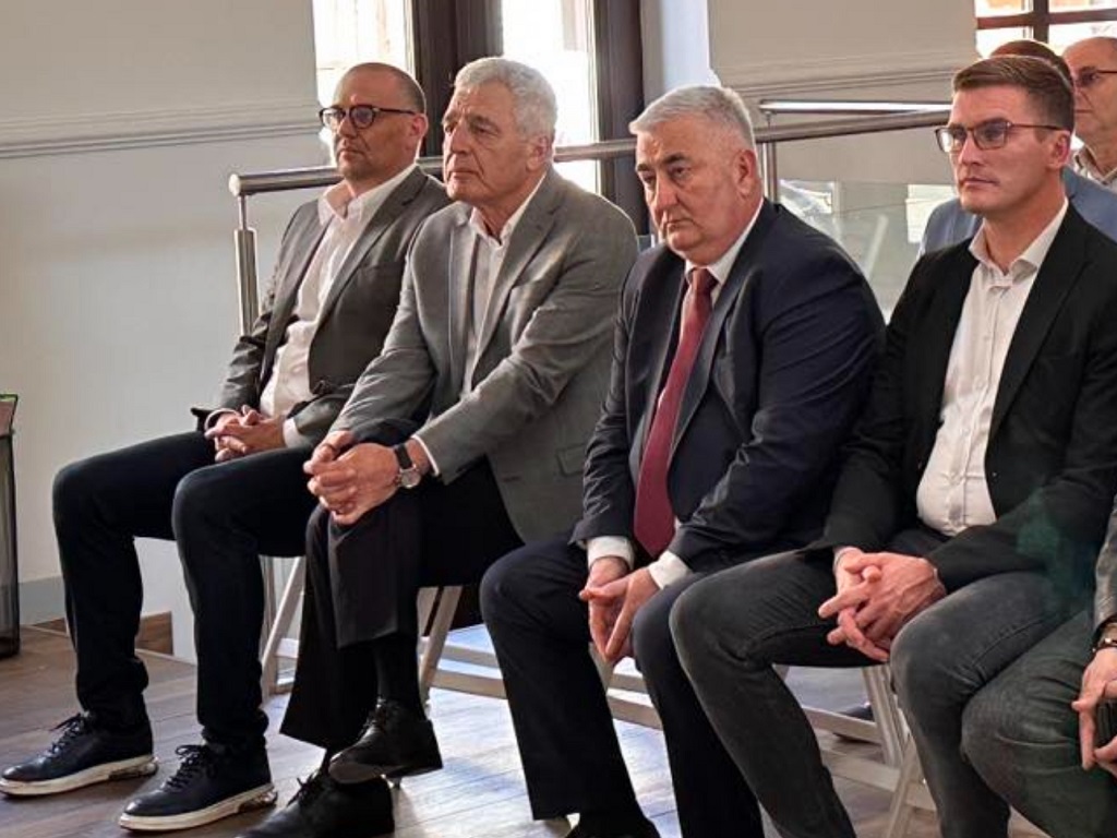 Vladimir Кuvalja, direktor biciklističke trke "Beograd - Banjaluka", Lazar Prodanović, nečelnik opštine Bratunac, Dragoljub Bogdanović, načelnik Rudog i Miloš Stanojević, predsjednik GO Obrenovac Vladimir Кuvalja, direktor biciklističke trke "Beograd - Banjaluka", Lazar Prodanović, nečelnik opštine Bratunac, Dragoljub Bogdanović, načelnik Rudog i Miloš Stanojević, predsjednik GO Obrenovac