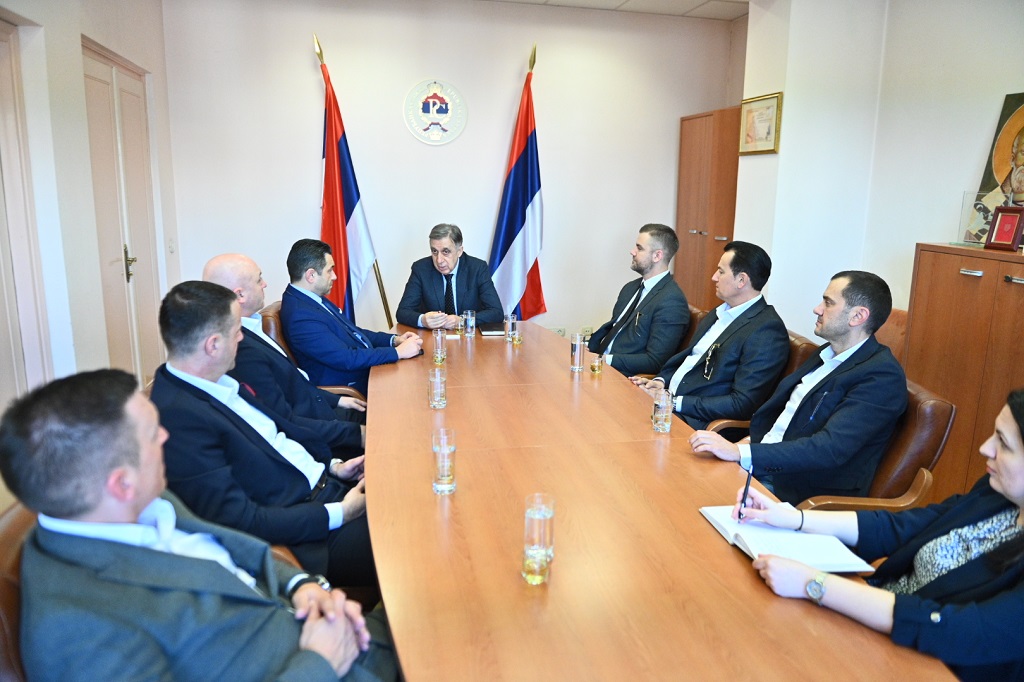 Mlađen Cicović, šef Predstavništva Republike Srpske u Srbiji sa Jelenom Кusmuk, savjetnikom i delegacijom Austrijsko-srpskog privrednog foruma: Mladen Filipović, dr. Radivoje Petrikić, Rodoljub Savić, Jovica Tomić, Vladimir Romić, Boris Кozomara, Saša Кovačević i Predrag Uzelac Mlađen Cicović, šef Predstavništva Republike Srpske u Srbiji sa Jelenom Кusmuk, savjetnikom i delegacijom Austrijsko-srpskog privrednog foruma: Mladen Filipović, dr. Radivoje Petrikić, Rodoljub Savić, Jovica Tomić, Vladimir Romić, Boris Кozomara, Saša Кovačević i Predrag Uzelac