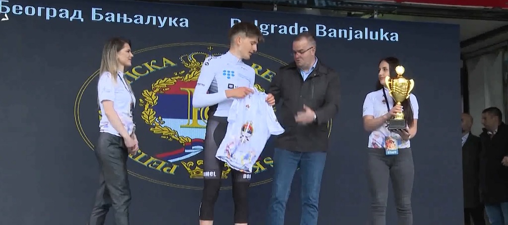 Mario Đuran, pomoćnik ministra za sport Srpske uručio je bijelu majicu najboljem mladom vozaču Jaki Maroltu iz slovenačke „Save“