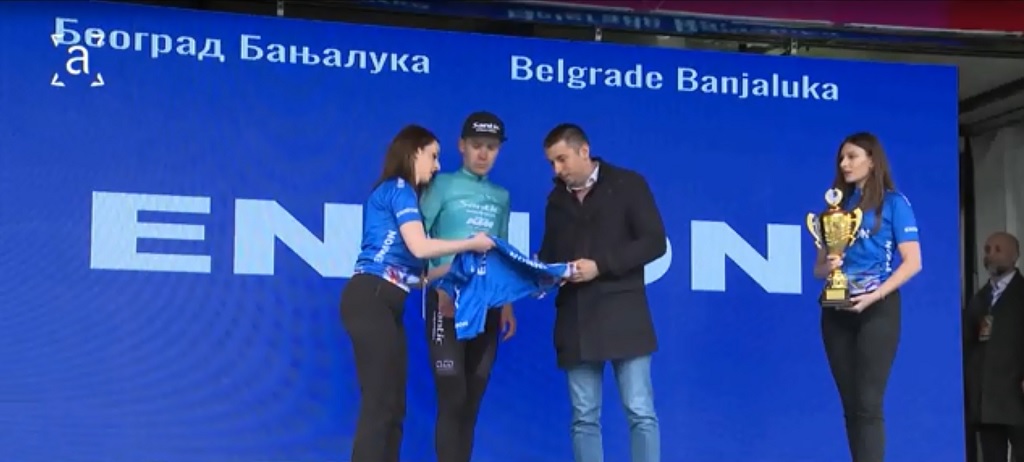 Denis Šulić, ministar trgovine i turizma Srpske, sa pobjednikom četvrte etape Međunarodne biciklističke trke „Beograd-Banjaluka“