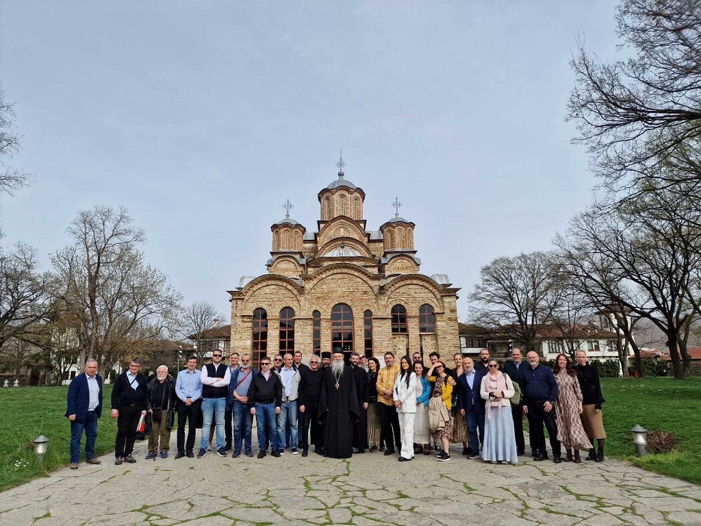 Poklonici ispred manastira Gračanica - Eparhija raško-prizrenska, sa Njеgovim Preosveštenstvom vladikom raško-prizrenskim Teodosijem Poklonici ispred manastira Gračanica - Eparhija raško-prizrenska, sa Njеgovim Preosveštenstvom vladikom raško-prizrenskim Teodosijem