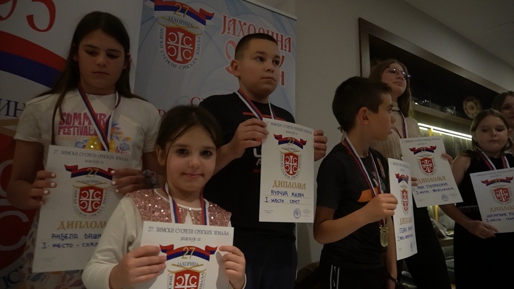 Tokom akademije uručeni su vaučeri za osam učenika osnovnih škola iz Republike Srpske, najuspješnijih učesnika literarnog konkursa 