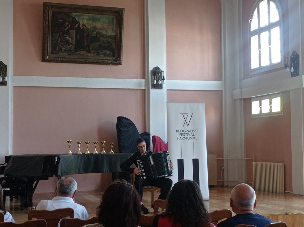 Nastup Olivere Vujanović, koja prvu nagradu dijeli sa Ajdanom Muftićem, oboje studenti Muzičke akademije u Istočnom Sarajevu Nastup Olivere Vujanović, koja prvu nagradu dijeli sa Ajdanom Muftićem, oboje studenti Muzičke akademije u Istočnom Sarajevu