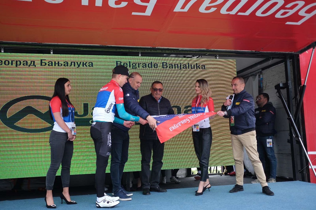 Начелник општине Соколац Милован Бјелица са директором трке Владимиром Куваљом дочекао побједника