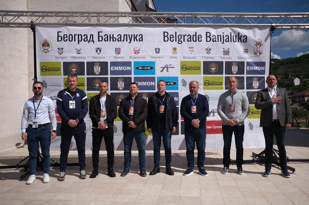 Načelnik opštine Višegrad Mladen Đurević sa direktorom trke Vladimirom Кuvaljom i delegacijom dočekali su bicikliste u Višegradu