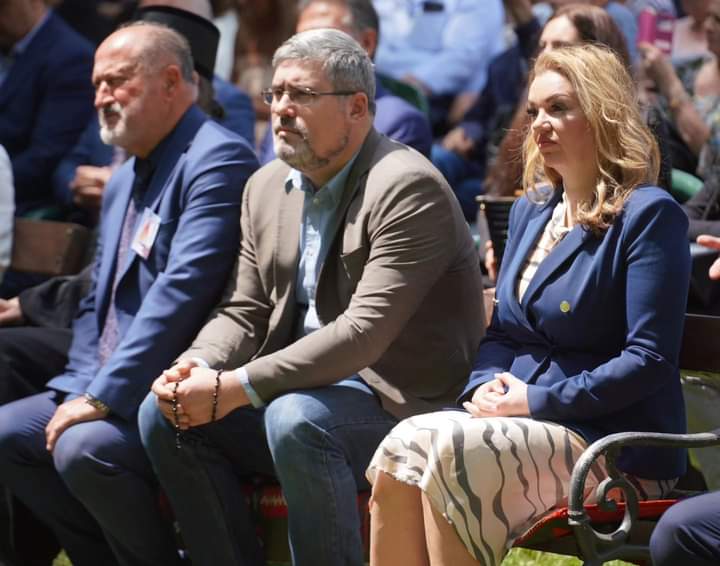 Veljko Vukelić, predsjednik Organizacionog odbora Krajiškog crkveno-narodnog svesrpskog sabora „Krušedolska zvona“ sa Nemanjom Starovićem, ministrom za rad, zapošljavanje, boračka i socijalna pitanja u Vladi Srbije i Natašom Stanisavljević, komesarom Srbije za izbjeglice i migracije Veljko Vukelić, predsjednik Organizacionog odbora Krajiškog crkveno-narodnog svesrpskog sabora „Krušedolska zvona“ sa Nemanjom Starovićem, ministrom za rad, zapošljavanje, boračka i socijalna pitanja u Vladi Srbije i Natašom Stanisavljević, komesarom Srbije za izbjeglice i migracije