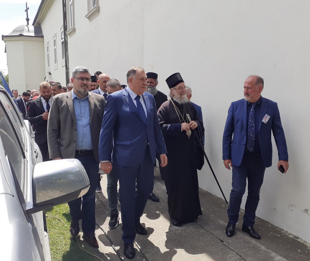 Milorad Dodik, predsjednik Republike Srpske sa Njegovim preosveštenstvo episkopom sremskim Vasilijem, Nemanjom Starovićem, ministrom za rad, zapošljavanje, boračka i socijalna pitanja u Vladi Srbije i Veljkom Vukelićem, predsjednikom Organizacionog odbora Krajiškog crkveno-narodnog svesrpskog sabora „Krušedolska zvona“ Milorad Dodik, predsjednik Republike Srpske sa Njegovim preosveštenstvo episkopom sremskim Vasilijem, Nemanjom Starovićem, ministrom za rad, zapošljavanje, boračka i socijalna pitanja u Vladi Srbije i Veljkom Vukelićem, predsjednikom Organizacionog odbora Krajiškog crkveno-narodnog svesrpskog sabora „Krušedolska zvona“