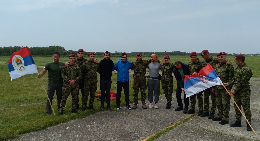 Ekipa iz Republike Srpske - Aero-klub Prijedor u sastavu Draško Lajić, Siniša Vujaković i Borislav Ivetić i ekipa „Skaj dajv“ iz Banjaluke, koju čine Boban Prodanović, Dušan Petrušić, Nemanja Gavrić, Aleksandar Udovičić i Zoran Kovačević na takmičenju na sportskom aerodromu „Lisičji jarak“ u Beogradu Ekipa iz Republike Srpske - Aero-klub Prijedor u sastavu Draško Lajić, Siniša Vujaković i Borislav Ivetić i ekipa „Skaj dajv“ iz Banjaluke, koju čine Boban Prodanović, Dušan Petrušić, Nemanja Gavrić, Aleksandar Udovičić i Zoran Kovačević na takmičenju na sportskom aerodromu „Lisičji jarak“ u Beogradu