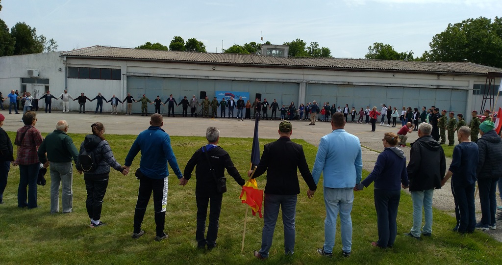 Манифестацију организују Падобрански клуб ветерана 63. Падобранске бригаде „Архистратиг“ и Ваздухопловни савез Србије, уз подршку Министарства одбране и Војске Србије, Министарства омладине и спорта, Министарства унутрашњих послова Србије и падобранског клуба „Феникс“ из Београда уз подршку Представништво Републике Српске у Србији Манифестацију организују Падобрански клуб ветерана 63. Падобранске бригаде „Архистратиг“ и Ваздухопловни савез Србије, уз подршку Министарства одбране и Војске Србије, Министарства омладине и спорта, Министарства унутрашњих послова Србије и падобранског клуба „Феникс“ из Београда уз подршку Представништво Републике Српске у Србији