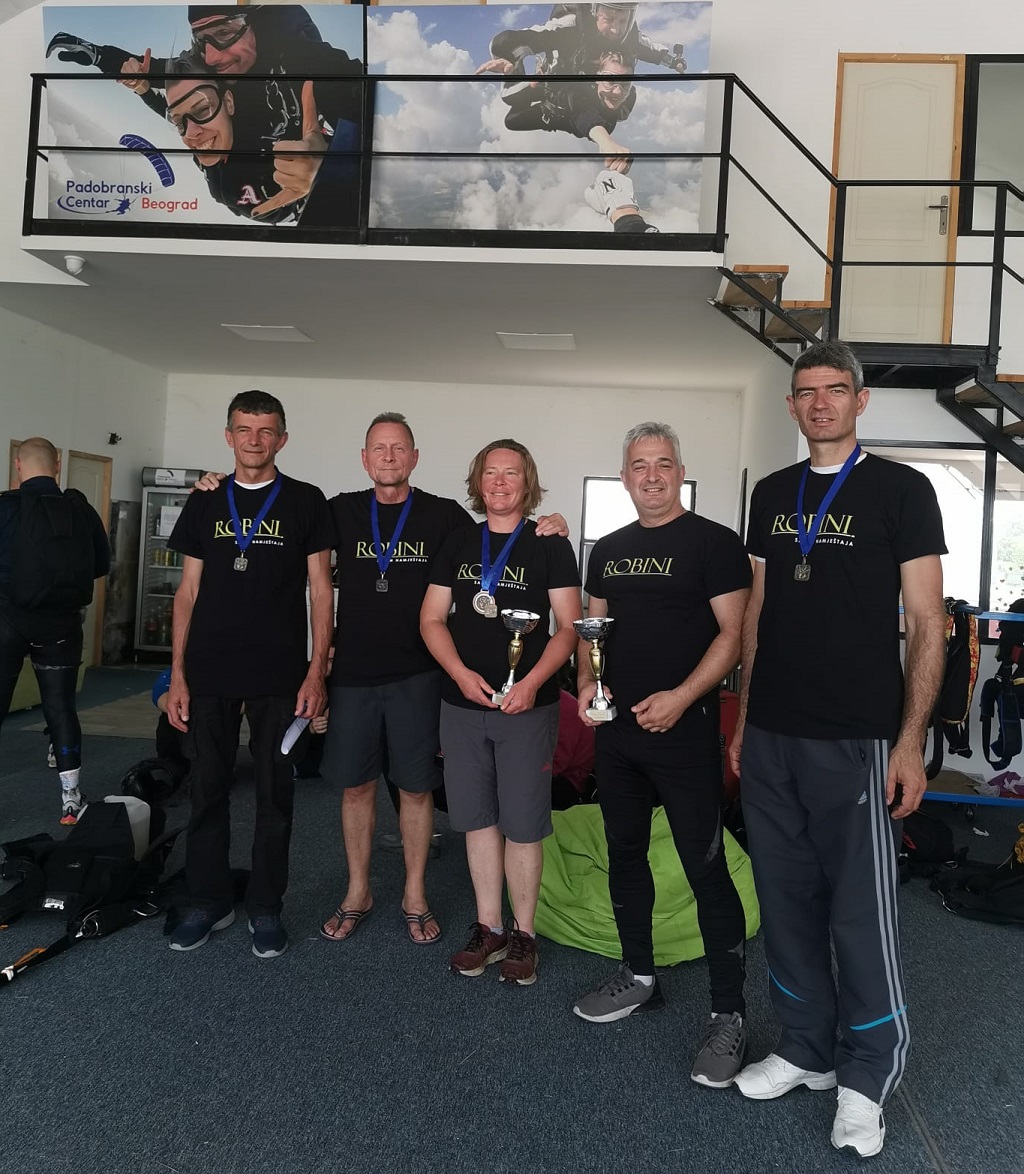 Такмичари Аеро клуба „Приједор“ заузели су треће мјесто на падобранској манифестацији „Балкански скок пријатељства“ у Београду Такмичари Аеро клуба „Приједор“ заузели су треће мјесто на падобранској манифестацији „Балкански скок пријатељства“ у Београду