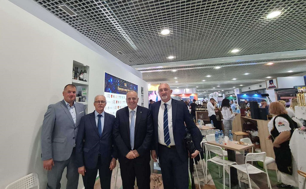 Перо Ћорић, предсjедник Привредне коморе Р. Српске и Александар Љубоја, генерални секретар Привредне коморе Р. Српске са гостима на штанду Р. Српске Перо Ћорић, предсjедник Привредне коморе Р. Српске и Александар Љубоја, генерални секретар Привредне коморе Р. Српске са гостима на штанду Р. Српске