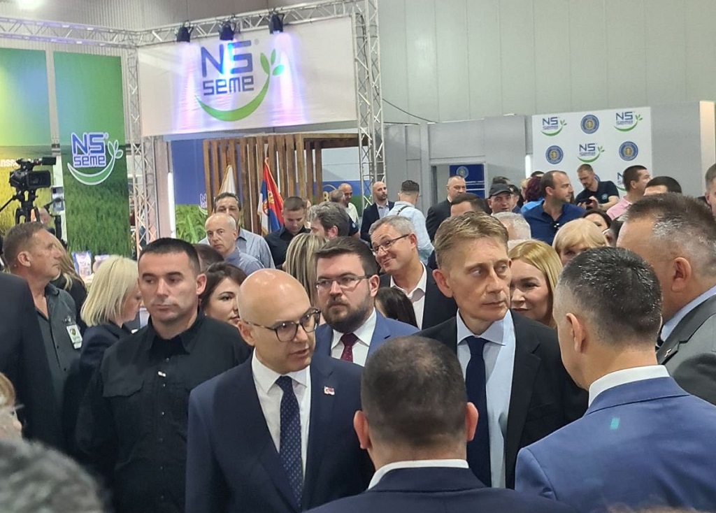 Саво Минић, министар пољопривреде, шумарства и водопривреде Р. Српске, код штанда Р. Српске дочекује Милоша Вучевића, премијера Србије и Александра Мартиновића, министра пољопривреде Србије Саво Минић, министар пољопривреде, шумарства и водопривреде Р. Српске, код штанда Р. Српске дочекује Милоша Вучевића, премијера Србије и Александра Мартиновића, министра пољопривреде Србије