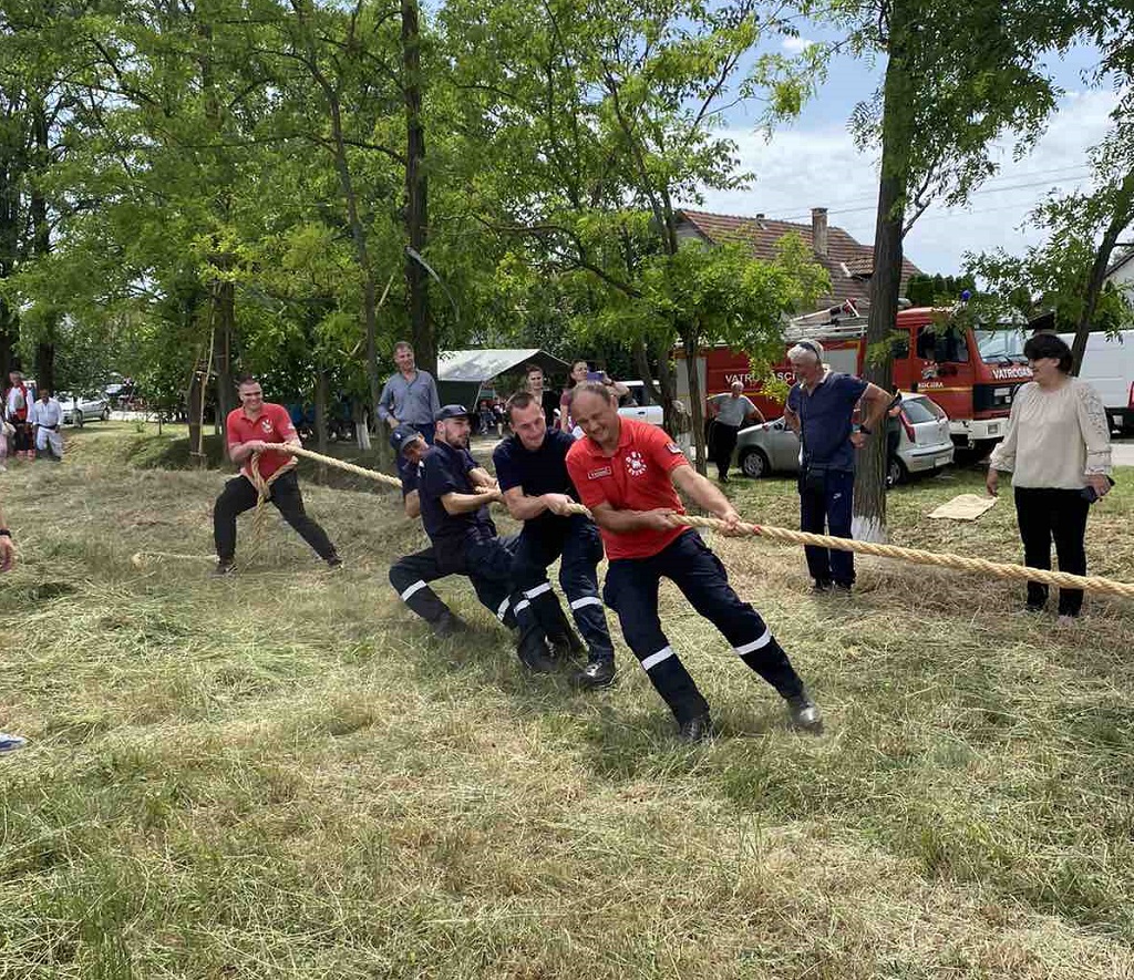 Након косидбе одржана су и такмичења у традиционалним дисциплинама – бацање камена с рамена, надвлачење конопца и скок удаљ. Након косидбе одржана су и такмичења у традиционалним дисциплинама – бацање камена с рамена, надвлачење конопца и скок удаљ.