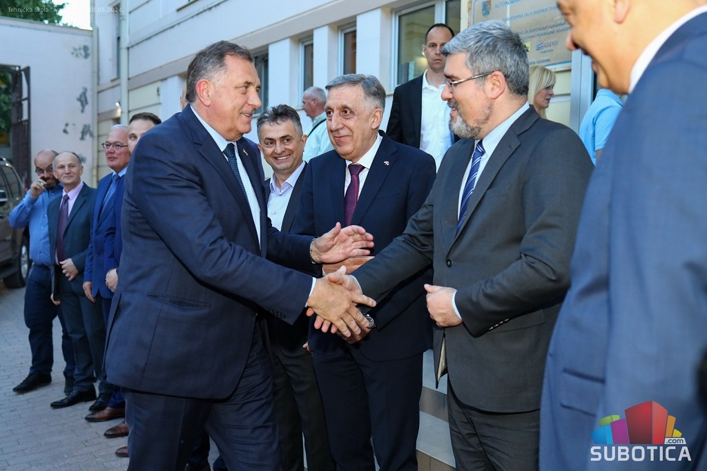 Milorad Dodik, predsjednik R. Srpske pozdravlja se sa Nemanjom Starovićem ministrom za rad, zapošljavanje, boračka i socijalna pitanja Srbije, Mlađenom Cicovićem, šefom Predstavništva R. Srpske u Srbiji i domaćinima svečanosti u Subotici Milorad Dodik, predsjednik R. Srpske pozdravlja se sa Nemanjom Starovićem ministrom za rad, zapošljavanje, boračka i socijalna pitanja Srbije, Mlađenom Cicovićem, šefom Predstavništva R. Srpske u Srbiji i domaćinima svečanosti u Subotici