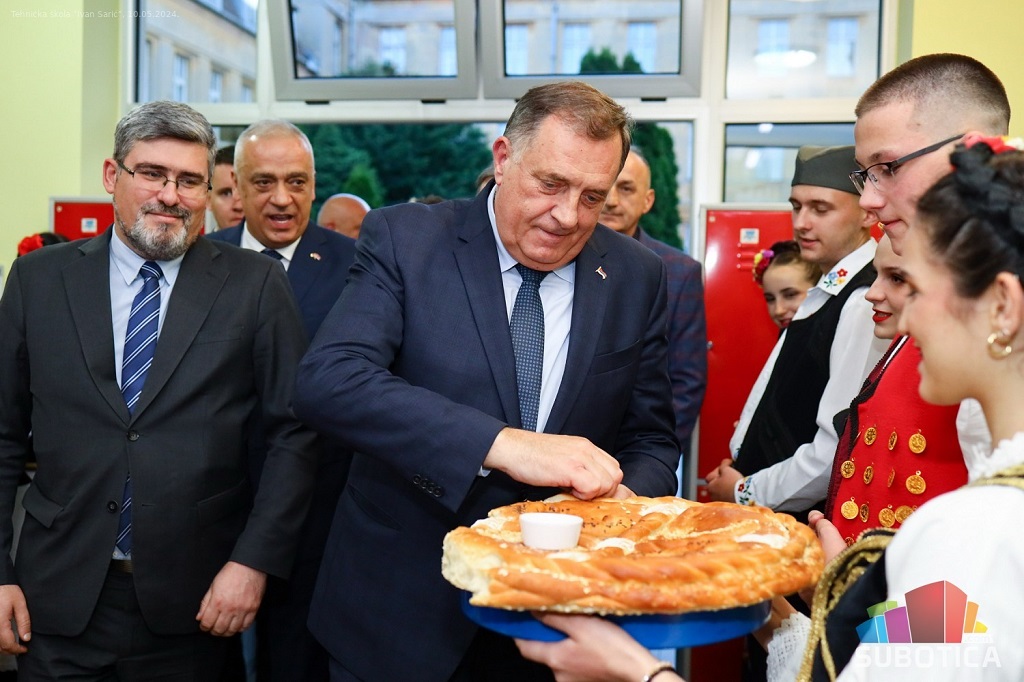 Milorada Dodika, predsjednika R. Srpske dočekuju na desetoj, jubilarnoj „Večeri Republike Srpske” u Subotici Milorada Dodika, predsjednika R. Srpske dočekuju na desetoj, jubilarnoj „Večeri Republike Srpske” u Subotici