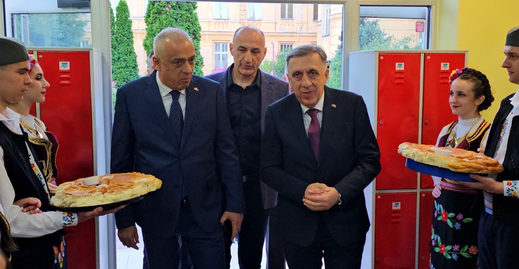 Mlađen Cicović, šef Predstavništva R. Srpske u Srbiji sa Stevanom Bakićem, gradonačelnikom grada Subotice pristiže na proslavu deset godina Zavičajne zajednice „Republika Srpska“ Mlađen Cicović, šef Predstavništva R. Srpske u Srbiji sa Stevanom Bakićem, gradonačelnikom grada Subotice pristiže na proslavu deset godina Zavičajne zajednice „Republika Srpska“