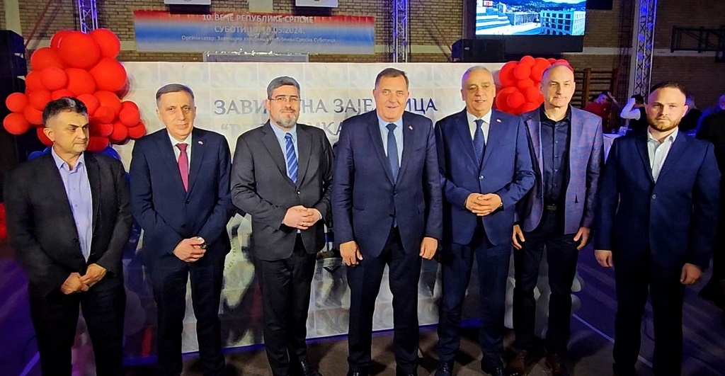 Milorad Ćopić, predsjednik Zavičajne zajednice R. Srpska Subotica, Mlađen Cicović, šef Predstavništva R. Srpske u Srbiji, Nemanja Starović ministar za rad, zapošljavanje, boračka i socijalna pitanja Srbije, Milorad Dodik, predsjednik R. Srpske, Stevan Bakić, gradonačelnik grada Subotice i Miroslav Karan, predsjednik Saveza srpskih udruženja Severnobačkog okruga Milorad Ćopić, predsjednik Zavičajne zajednice R. Srpska Subotica, Mlađen Cicović, šef Predstavništva R. Srpske u Srbiji, Nemanja Starović ministar za rad, zapošljavanje, boračka i socijalna pitanja Srbije, Milorad Dodik, predsjednik R. Srpske, Stevan Bakić, gradonačelnik grada Subotice i Miroslav Karan, predsjednik Saveza srpskih udruženja Severnobačkog okruga