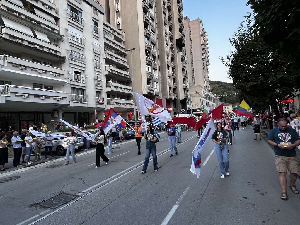 Defileom mladih folkloraša svečano otvoren 16. međunarodni dječiji festival folklora „Licidersko srce 2024"