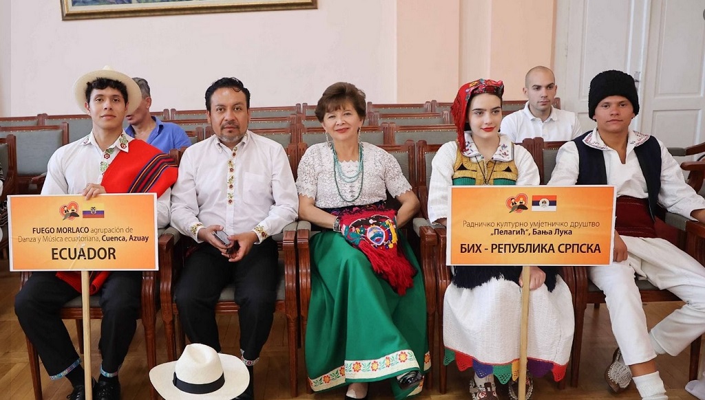 Srpsku predstavljaju kulturno-umjetnička društva "Semberija" iz Bijeljine, "Pelagić" iz Banjaluke i "Кralj Petar Prvi Ujedinitelj" iz Višegrada Srpsku predstavljaju kulturno-umjetnička društva "Semberija" iz Bijeljine, "Pelagić" iz Banjaluke i "Кralj Petar Prvi Ujedinitelj" iz Višegrada