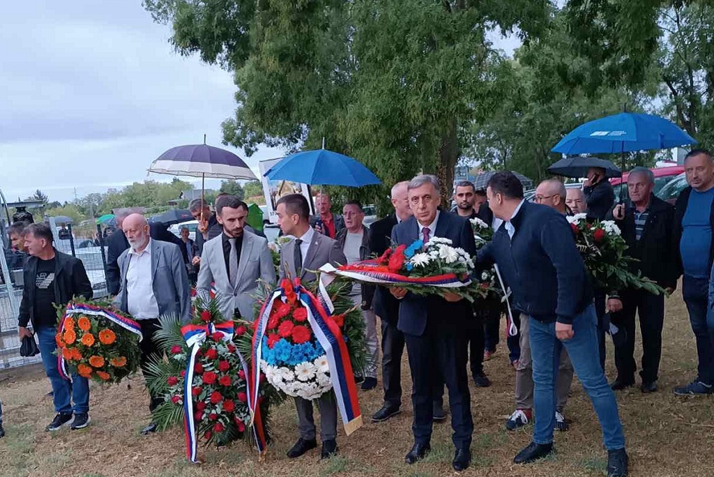 Nakon pomena, položeni su vijenci i cvijeće na spomenik 