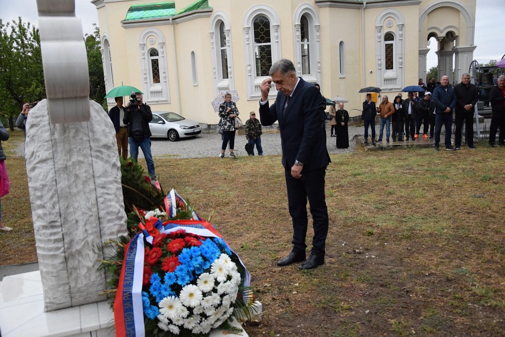 Млађен Цицовић, шеф Представништва Републике Српске у Србији положио је цвијеће на споменик "Крајишка суза"