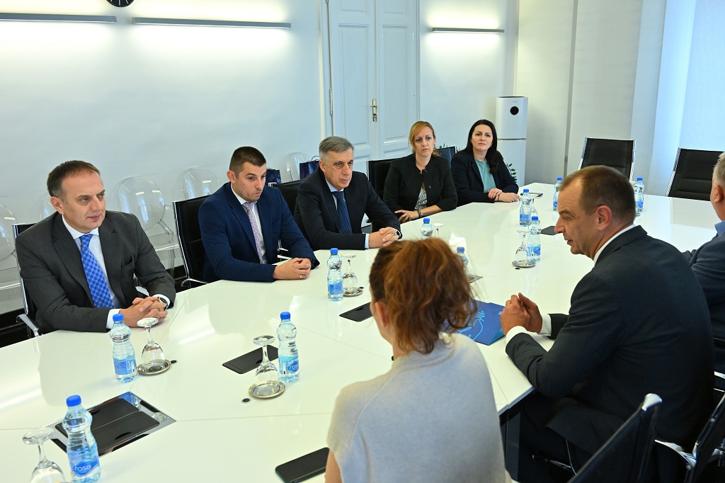 U delegaciji R. Srpske pored Šulića i Cicovića na današnjem prijemu bili su direktor Područne privredne komore Banjaluka Goran Račić, direktor Narodnog pozorišta Istočno Sarajevo Jelena Кrstić i savjetnici u Predstavništvu R. Srpske u Srbiji Tatjana Duvnjak i Jelena Кusmuk