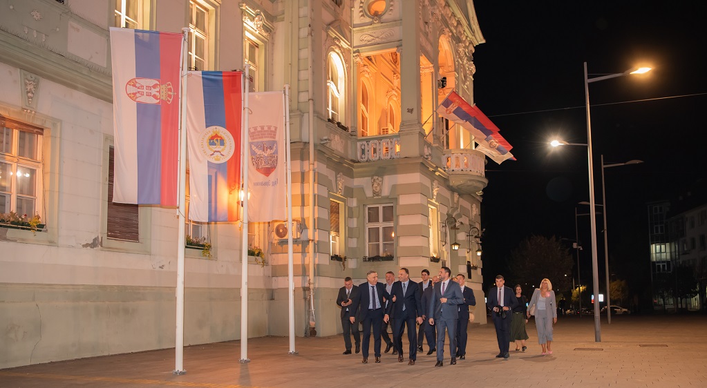 Делегација Р. Српске са домаћинима пристиже у у Културни центар Зрењанина на свечано затварање „Дана Српске у Србији“