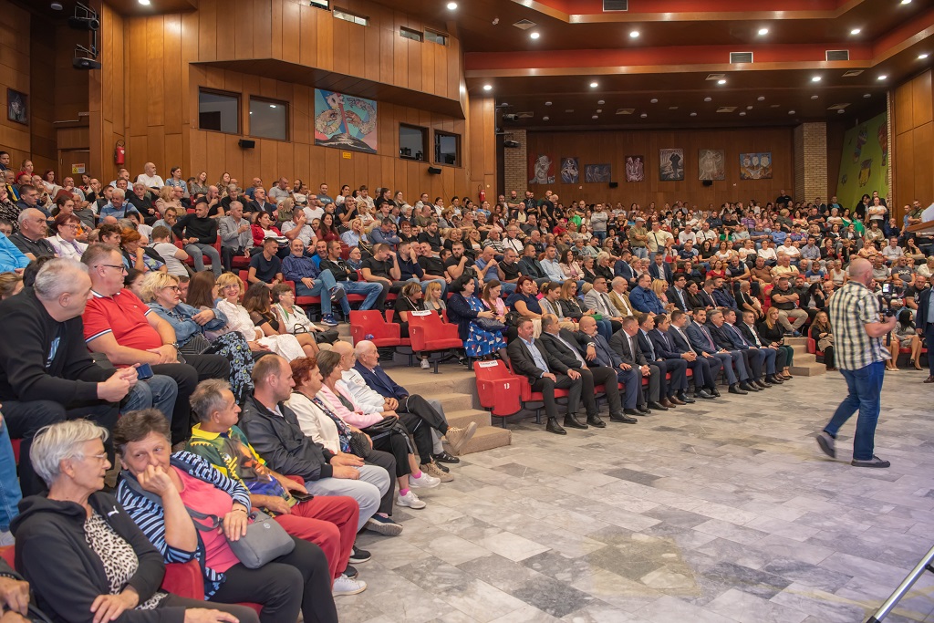 Prepuna sala Кulturnog centra Zrenjanin, na svečanom zatvaranju „Dana Srpske u Srbiji“