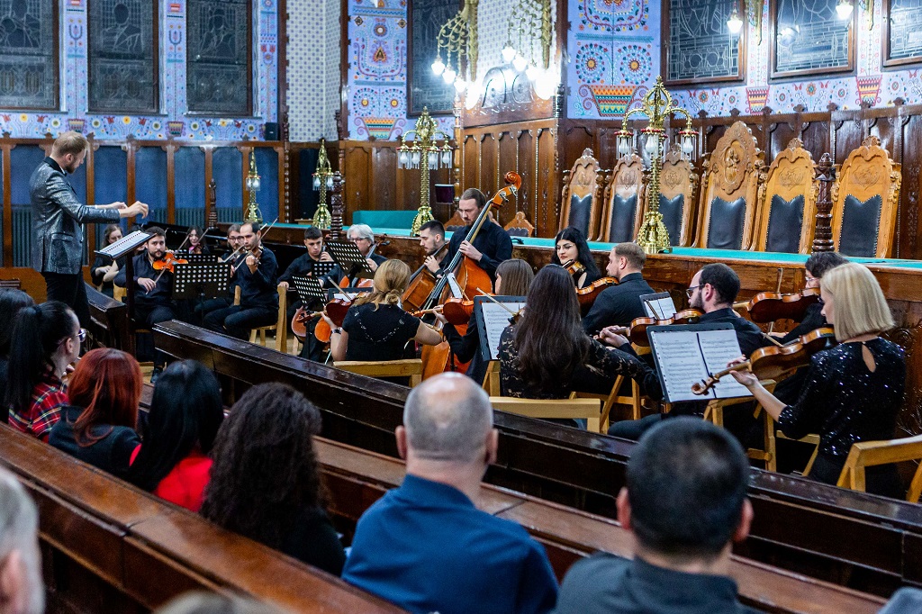 Simfonijski orkestar Narodnog pozorišta R. Srpske: Dejan Trkulja, klarinet, Sonja Bobrek Savić, klavir, i Gudački orkestar Narodnog pozorišta R. Srpske, Dušan Vere Urošević, dirigent. Na programu: Đ. Beliczaj, B. Juankaji, A. Arenski, M. Štatkić