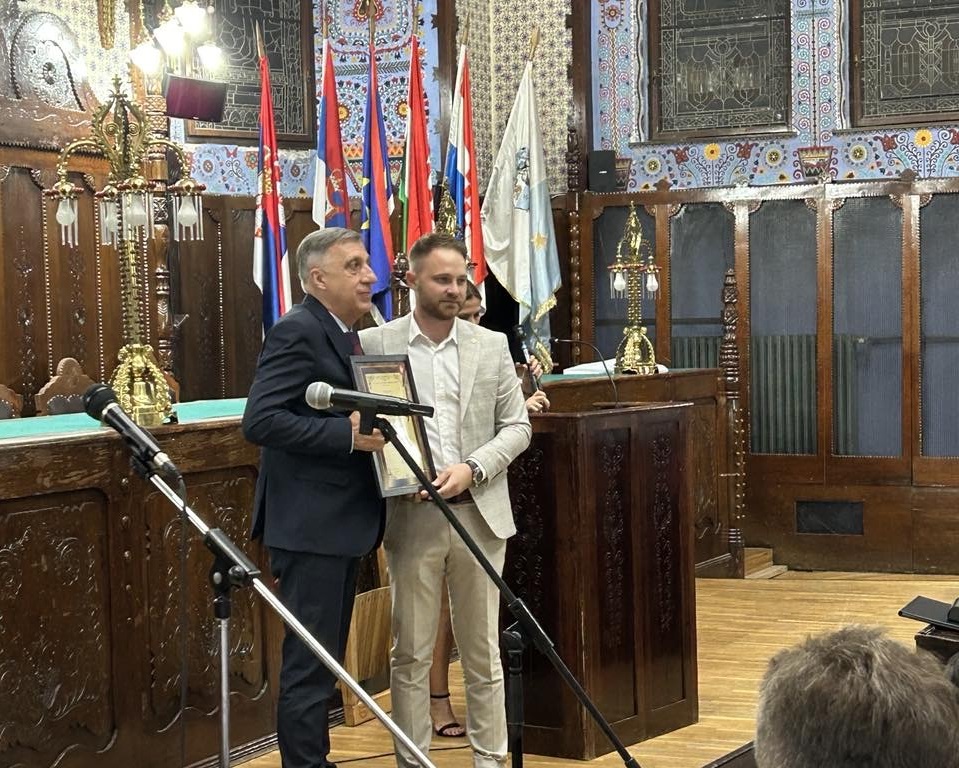 Мирослав Kаран, председник Савеза српских удружења Севернобачког округа уручио је Млађену Цицовићу, шефу Представништва Републике Српске у Србији Повељу за изузетан допринос у развоју и очувању српске културе и баштине Мирослав Kаран, председник Савеза српских удружења Севернобачког округа уручио је Млађену Цицовићу, шефу Представништва Републике Српске у Србији Повељу за изузетан допринос у развоју и очувању српске културе и баштине