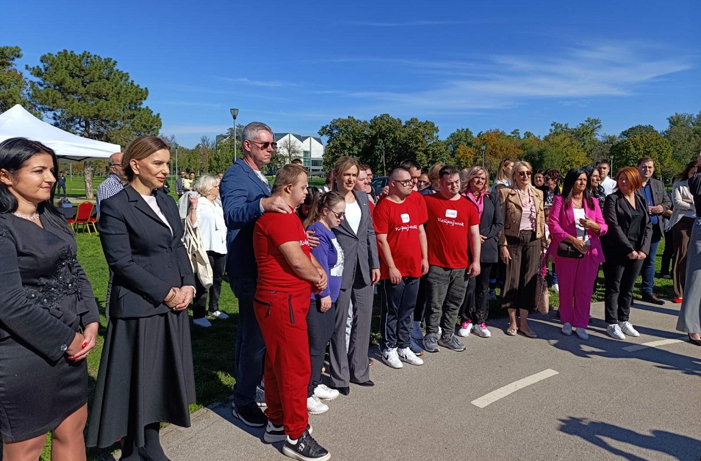 Зоран Јелић, директор Центра са дјецом и представницима Националне организације Србије и министром за бригу о породици и демографију Србије Милицом Ђурђевић Стаменковски