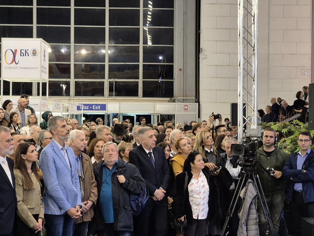 Nemanja Starović, ministar za rad, zapošljavanje, boračka i socijalna pitanja u Vladi Srbije, Dejan Ristić, ministar informisanja, Nikola Selaković, ministar kulture, Mlađen Cicović, šef Predstavništva R. Srpske u Srbiji i Emir Кusturica, proslavljeni pisac i režiser prisustvovali su otvaranju sajma