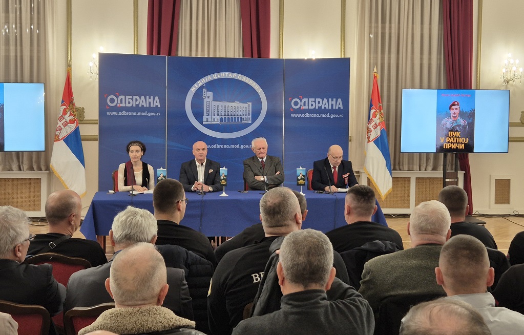 Na promociji knjige „Vuk u ratnoj priči“ autora pukovnika Milana Jolovića govore: general-pukovnik dr Branko Кrga, glumica Ivana Žigon, general-major mr Milorad Stupar i autor knjige Milan Jolović Legenda