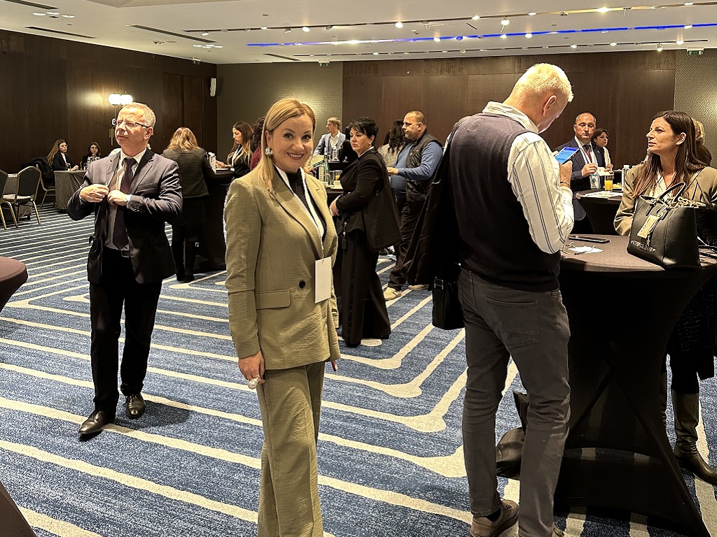 Маја Јакшић из агенције „Компас турс“ из Бањалуке на презентацији туристичке понуде Санкт Петербурга први пут у Београду у хотелу Метропол Маја Јакшић из агенције „Компас турс“ из Бањалуке на презентацији туристичке понуде Санкт Петербурга први пут у Београду у хотелу Метропол