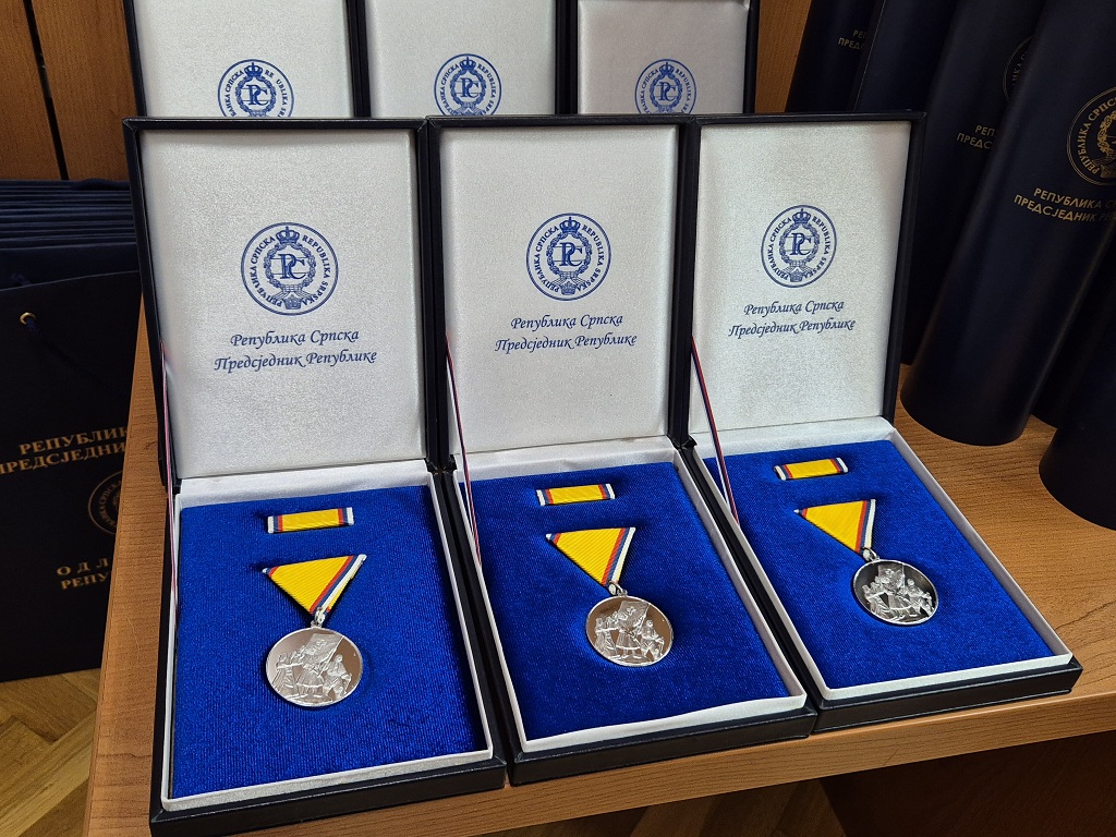 Предсједник Републике Српске Милорад Додик је, поводом Видовдана - крсне славе Војске Републике Српске, одликовао девет бораца из Србије Медаљом заслуга за народ, који су у борби против непријатеља дали немјерљив допринос у одбрани Републике Српске Предсједник Републике Српске Милорад Додик је, поводом Видовдана - крсне славе Војске Републике Српске, одликовао девет бораца из Србије Медаљом заслуга за народ, који су у борби против непријатеља дали немјерљив допринос у одбрани Републике Српске