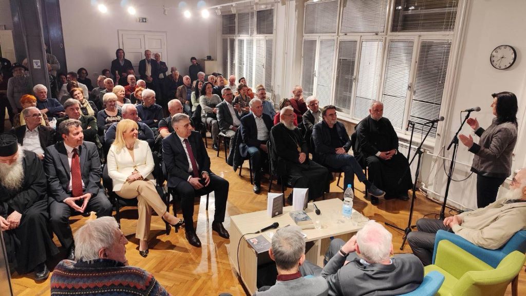 U Digitalnom omladinskom centru u Novom Sadu na uručenju nagrade „Nenadićev runolist“ Vojinu Trivunoviću koja se sastoji od ručno rađene gramate sa podacima o laureatu i novčanog iznosa U Digitalnom omladinskom centru u Novom Sadu na uručenju nagrade „Nenadićev runolist“ Vojinu Trivunoviću koja se sastoji od ručno rađene gramate sa podacima o laureatu i novčanog iznosa