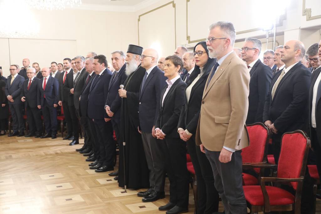 Пријему присуствовују највиши великодостојници Српске православне цркве, званичници Републике Српске и Србије, представници дипломатског кора, те бројне званице из свијета културе, науке, умјетности, привреде и спорта Србије и Српске