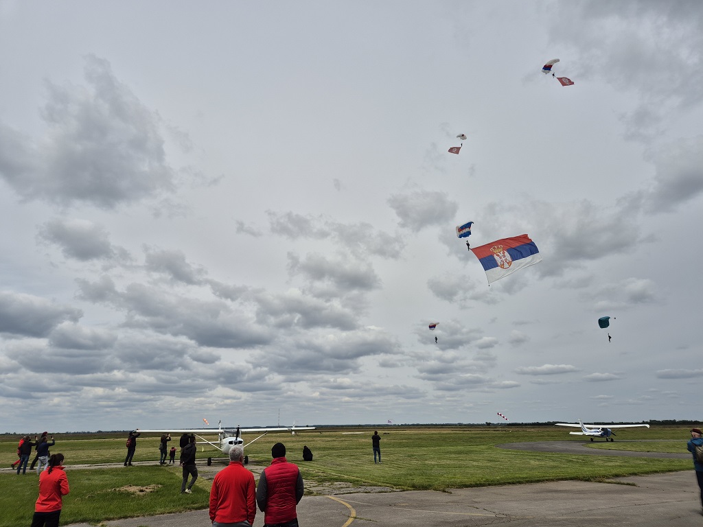 Demo skok sa zastavom Srbije površine 108 m², koju je ručno izradio i iz SAD dopremio nekadašnji pripadnik 63. padobranske brigade Dimitrije Dadić Demo skok sa zastavom Srbije površine 108 m², koju je ručno izradio i iz SAD dopremio nekadašnji pripadnik 63. padobranske brigade Dimitrije Dadić