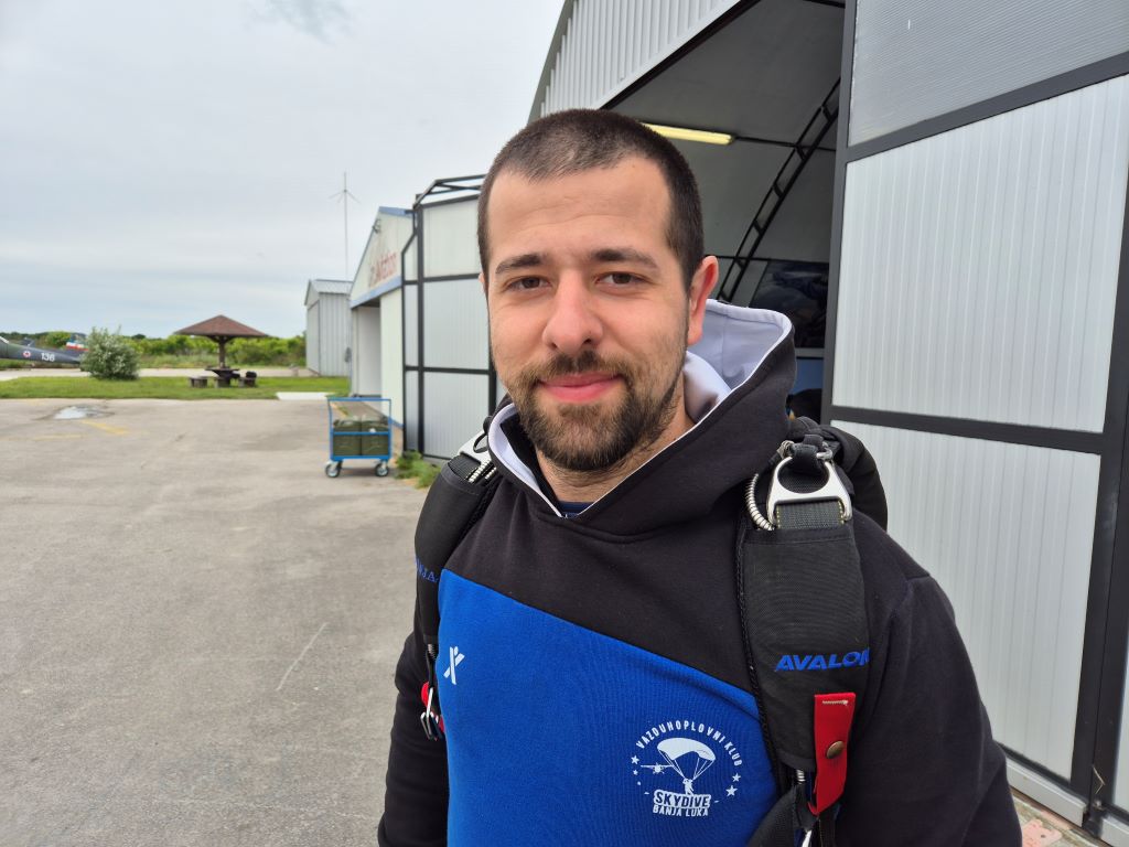 Падобранац Немања Гаврић, члан Ваздухопловног клуба „Скај дајв“ из Бањалуке Падобранац Немања Гаврић, члан Ваздухопловног клуба „Скај дајв“ из Бањалуке