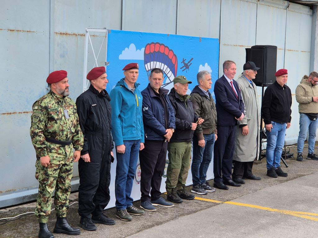 Манифестацију организује Падобрански клуб ветерана 63. падобранске бригаде „Архистратиг“ и Ваздухопловни савез Србије, уз подршку Министарства одбране и Војске Србије, Министарства омладине и спорта, Министарства унутрашњих послова Србије и Падобранског клуба „Феникс“ из Београда Манифестацију организује Падобрански клуб ветерана 63. падобранске бригаде „Архистратиг“ и Ваздухопловни савез Србије, уз подршку Министарства одбране и Војске Србије, Министарства омладине и спорта, Министарства унутрашњих послова Србије и Падобранског клуба „Феникс“ из Београда