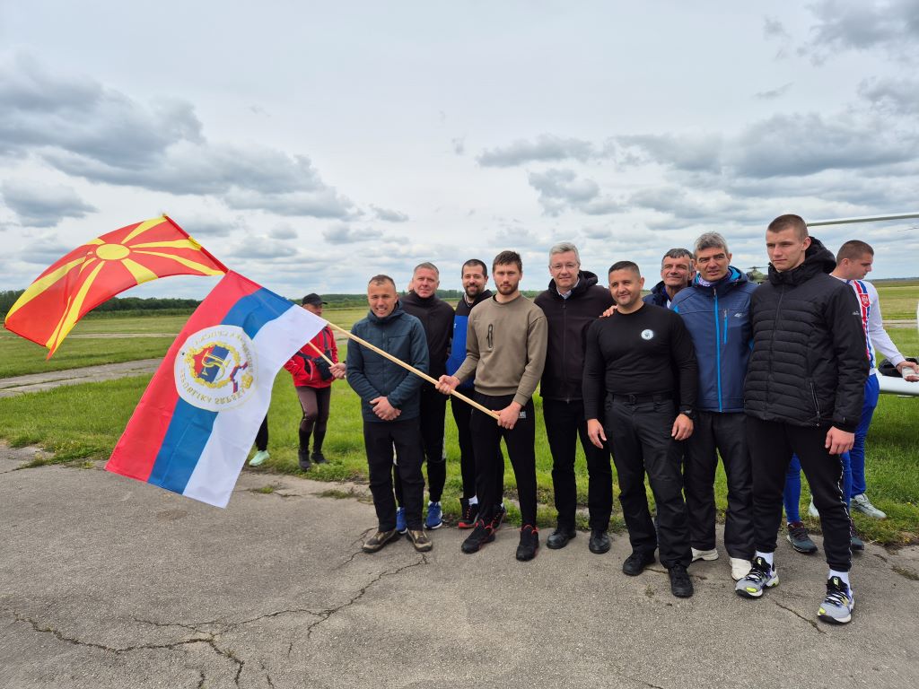 Екипа Ваздухопловног клуба „Скај дајв“ из Бањалуке и савјетник у Представништву Борислав Максимовић Екипа Ваздухопловног клуба „Скај дајв“ из Бањалуке и савјетник у Представништву Борислав Максимовић