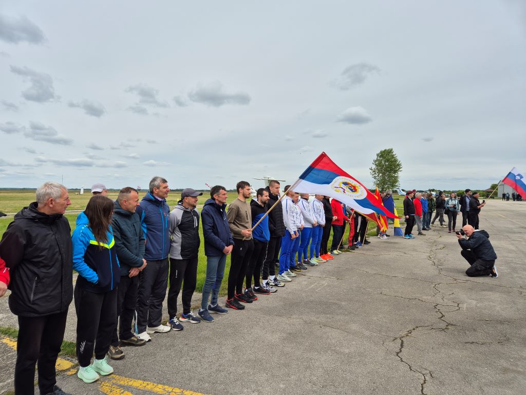 На спортском аеродрому „Лисичји јарак“ код Београда свечано је отворена међународна падобранска манифестација „Балкански скок пријатељства 2025“, на којем учествују и падобранци из Републике Српске