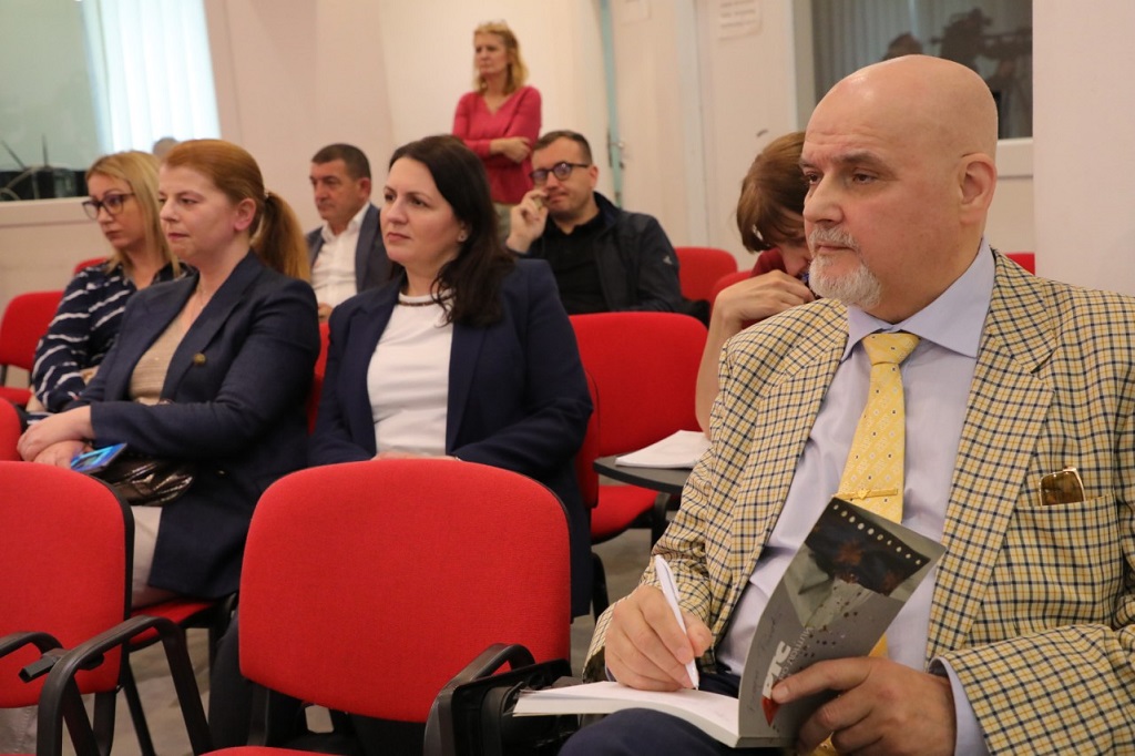У Прес-центру Удружења новинара Србије на додјели Светосавске Повеље Српског просвјетног и културног друштва /СПКД/ „Просвјета” Владимиру Кецмановићу, писцу, пјеснику и сценаристи