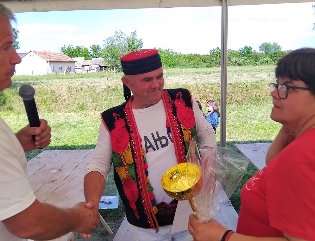 Zoran Rakita iz Novog Sada, porijeklom iz Republike Srpske, osvojio je prvu nagradu u ručnom košenju u muškoj konkurenciji