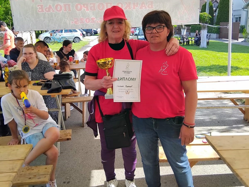 Cvijeta Кnežević, predsjednik Udruženja „Vojvođanska kosidba“, sa Stojankom Beatović iz Bača, porijeklom sa Romanije, koja je osvojila prvu nagradu u ručnom košenju u ženskoj konkurenciji