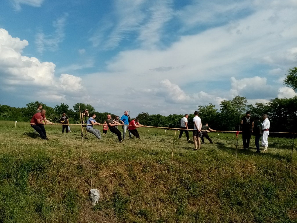 Odrasli učesnici nakon kosidbe su se nadmetali i u navlačenju konopca, skoku udalj i bacanju kamena s ramena