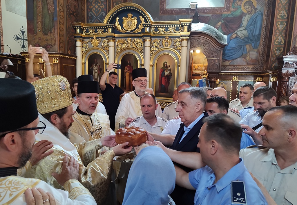 Njegovo preosveštenstvo episkop lipljanski i vojni g. Dositej služio je Svetu arhijerejsku liturgiju u Hramu Vaznesenja Gospodnjeg u Beogradu, nakon čega je obavljen obred lomljenja slavskog kolača