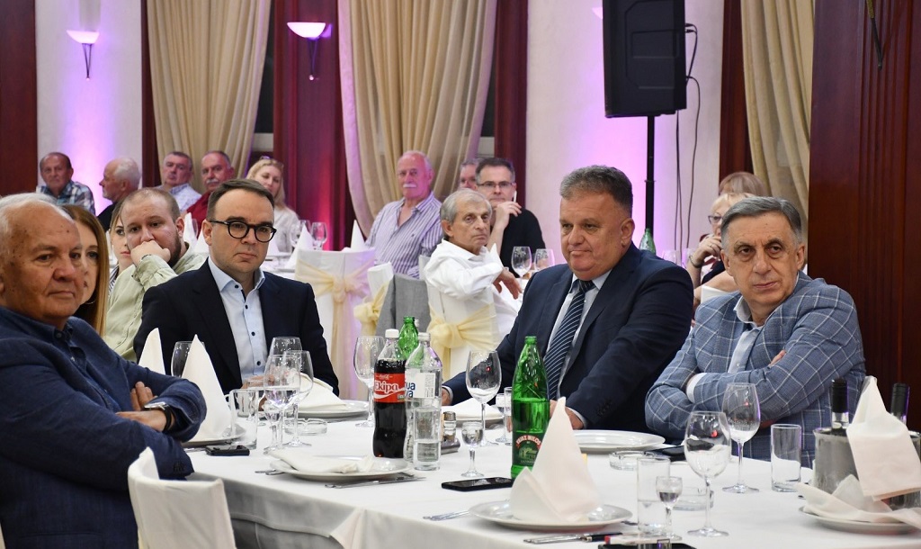 Млађен Цицовић, шеф Представништва Републике Српске у Србији, Зоран Аџић, градоначелник Градишке, Александар Врањеш, амбасадор БиХ у Србији и Манојло Вукотић Млађен Цицовић, шеф Представништва Републике Српске у Србији, Зоран Аџић, градоначелник Градишке, Александар Врањеш, амбасадор БиХ у Србији и Манојло Вукотић